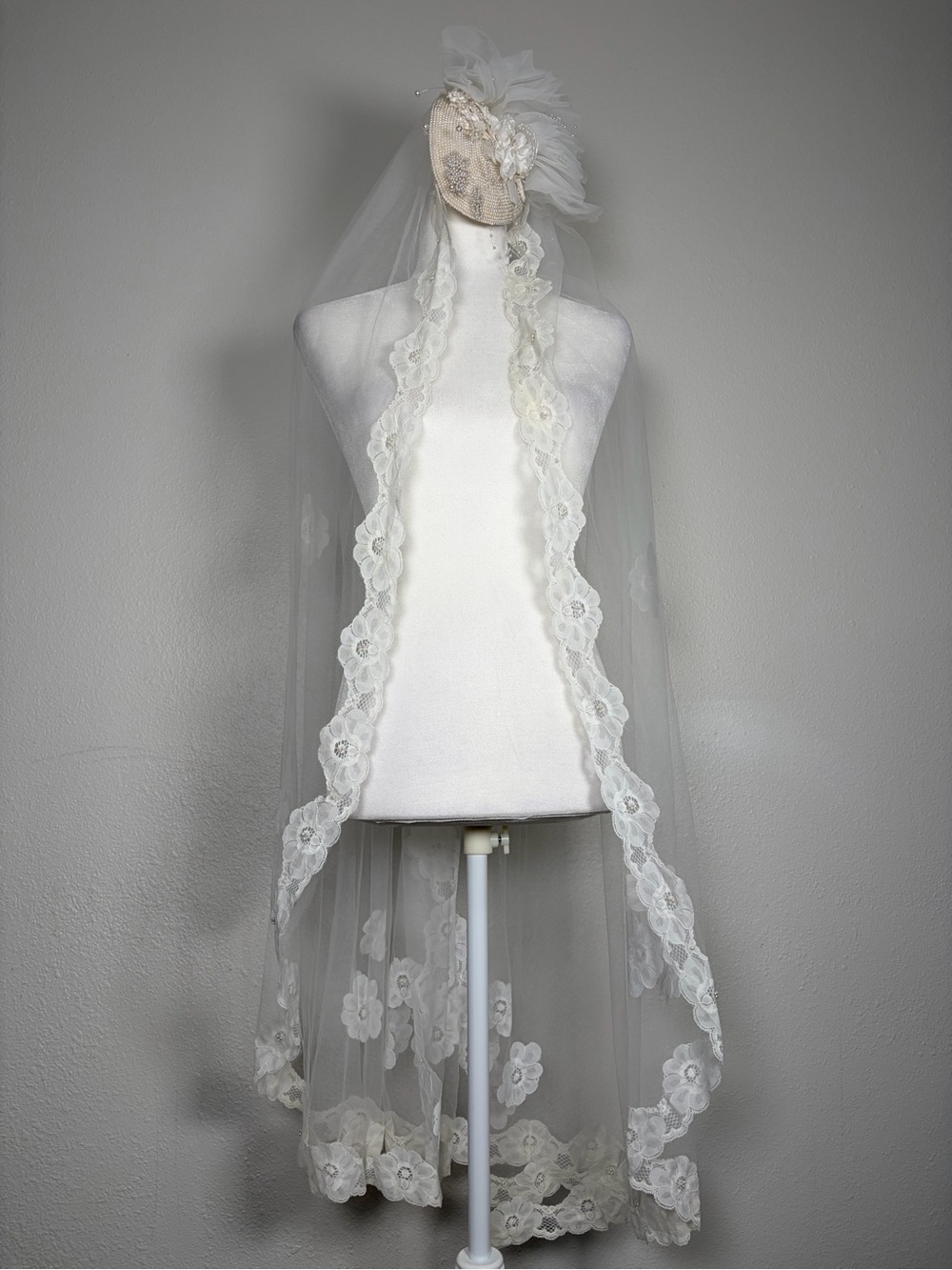 Ivory Lace-Edged Bridal Veil with Floral Applique